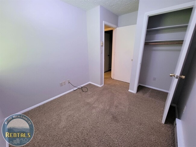 Building Photo - 4bd Upper Unit In Duplex Right Off New Market And Close To ASU