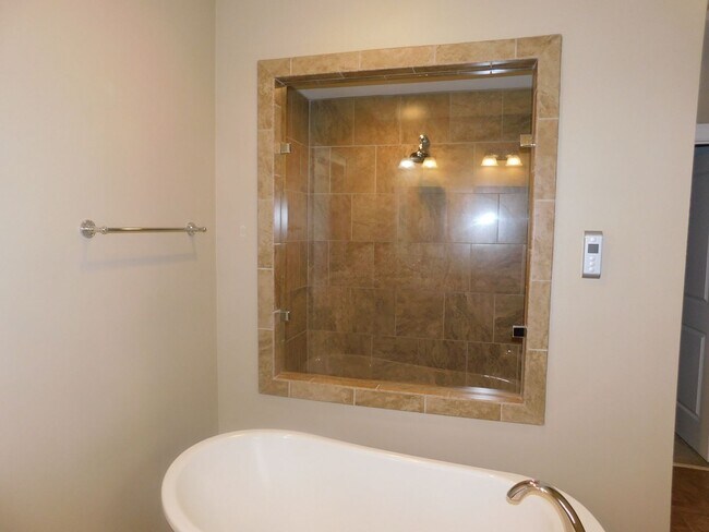 Building Photo - Welcome Home to Luxury Living in Lake Cyrus!