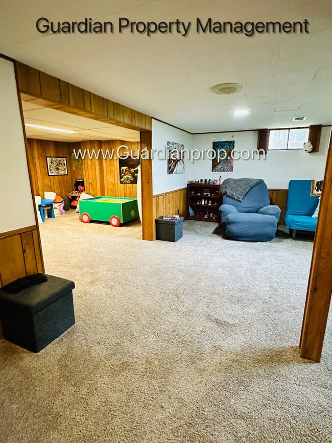 Building Photo - Edina Single Family Home, 2 Car Garage, Di...