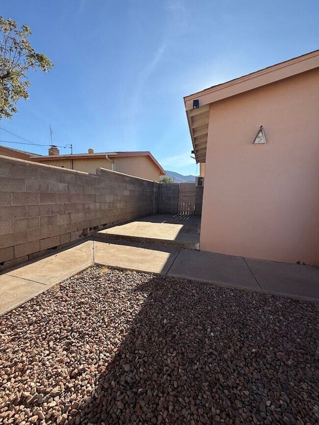 Building Photo - Well Maintained 3bd/2ba Home With Large Bonus Room