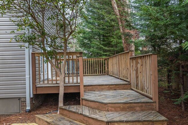 Building Photo - NW Large Updated Home! LR, DR, Den, FP, Ha...