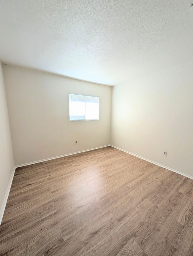 Building Photo - CUTE TOWNHOME AVAILABLE NOW NEAR DOWNTOWN ...