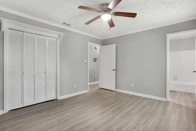Building Photo - 3 bedroom 2 bath home in Village Green