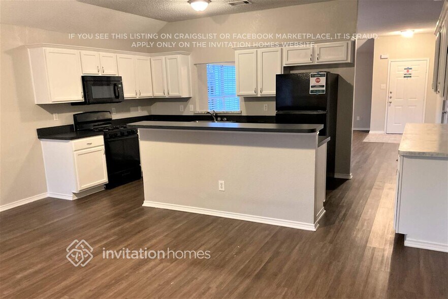 Building Photo - 9999 Buckingham Ln