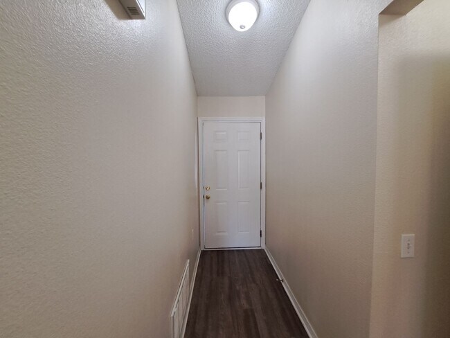 Building Photo - Cute 2BR/1BA in NE Pensacola