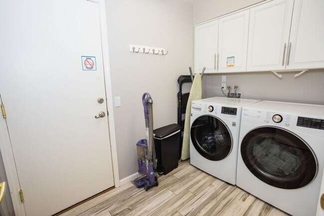 Building Photo - 3 BEDROOM 2 BATH 2 CAR GARAGE POOL HOME W/...
