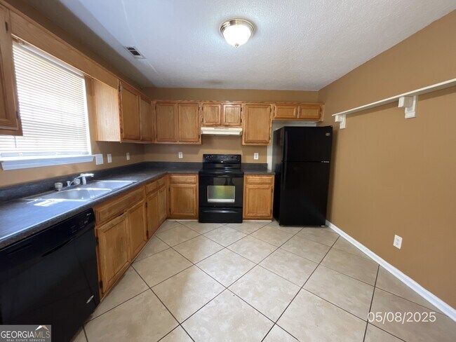 Building Photo - 260 Village Dr