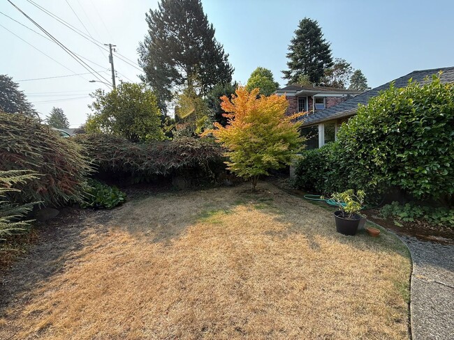 Building Photo - 2 Bedroom 2 Bathroom + Den Magnolia House!