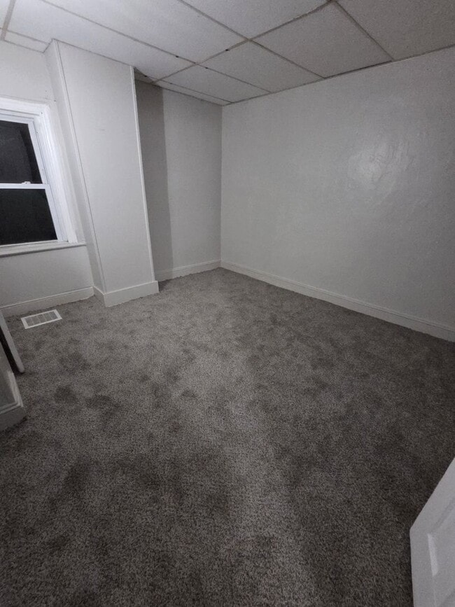 Building Photo - 2 Bedroom House w/ washer and dryer hook up