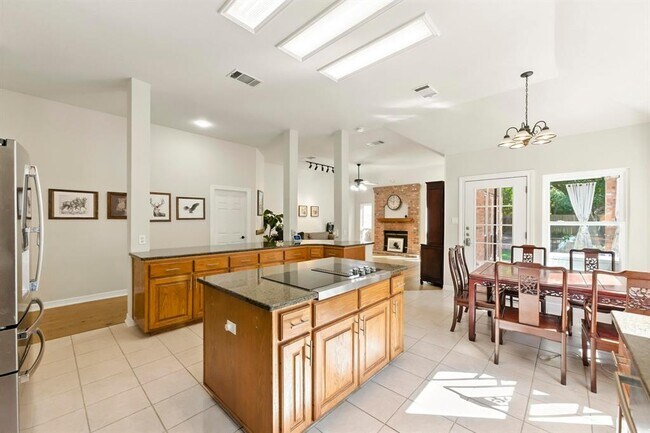 Building Photo - 9281 Scenic Bluff Dr