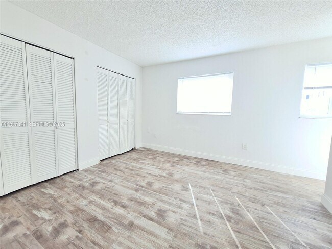 Building Photo - 2011 Bay Dr