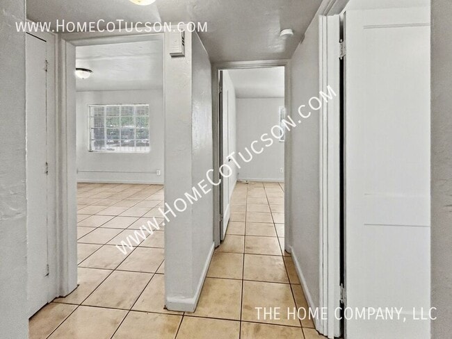 Building Photo - 2607 E Beverly Dr