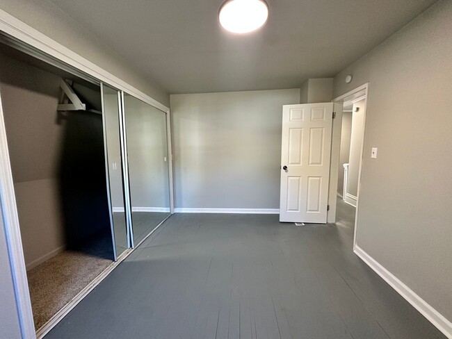 Building Photo - Five Bedroom House Available in Battle Creek