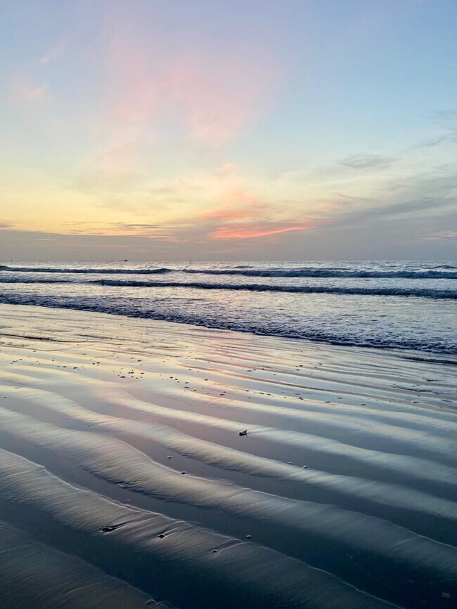 Building Photo - 8500 Ridgewood Ave