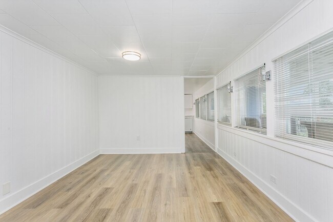 Building Photo - 2BR Upstairs Unit with Mountain Views & Private Yard – Tacoma Living at Its Best