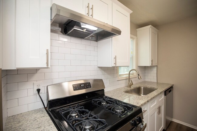 Building Photo - ** 3 Bed 1 Bath located in Forrest Hills *...