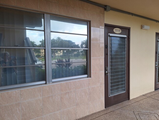 Building Photo - 1010 Wolverton E