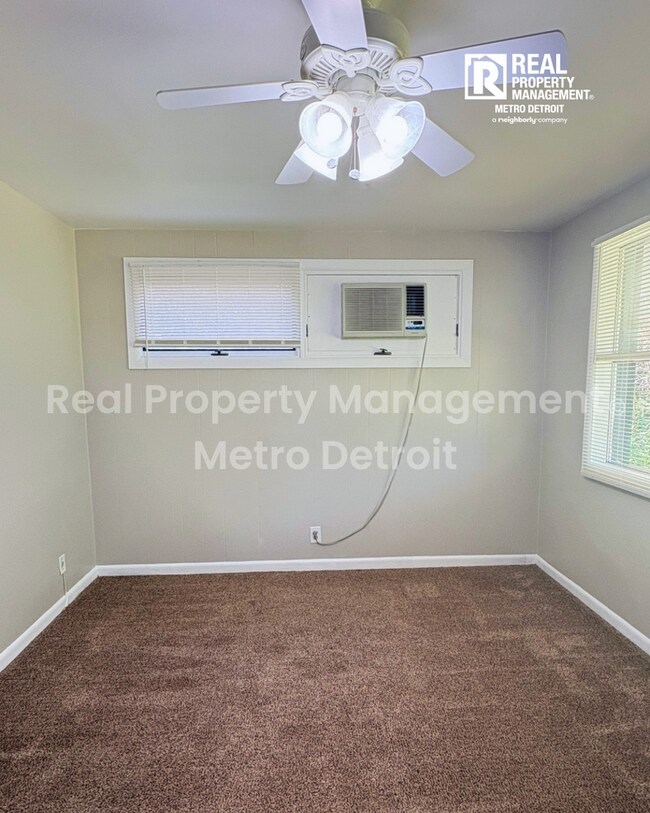 Building Photo - 3-Bedroom Single-Family Home in Beverly Hills, Michigan