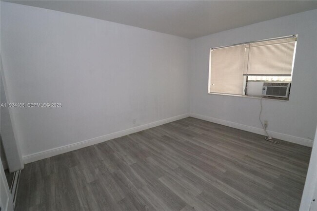 Building Photo - 915 NE 16th Terrace