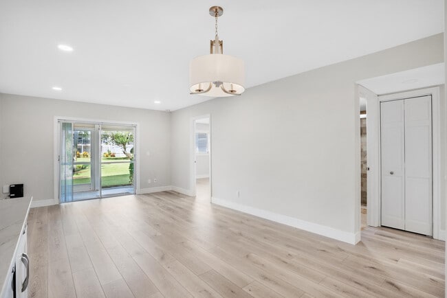 Building Photo - 18081 SE Country Club Dr