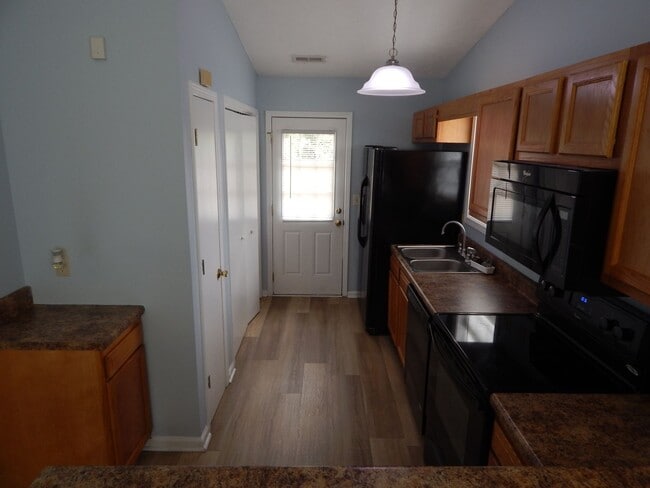 Building Photo - Adorable 2 bedroom 2 bath single family home with fully fenced in back yard. One car driveway.