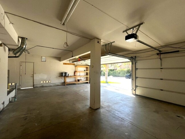 Building Photo - 4 bed, 2.5 bath located in Corona, CA!