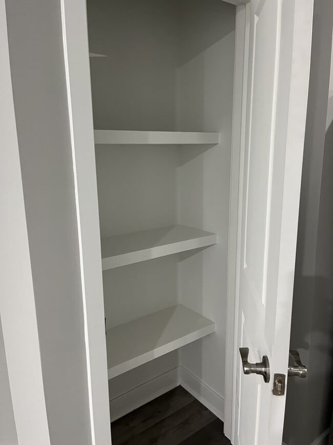 Building Photo - 805 W 5th St