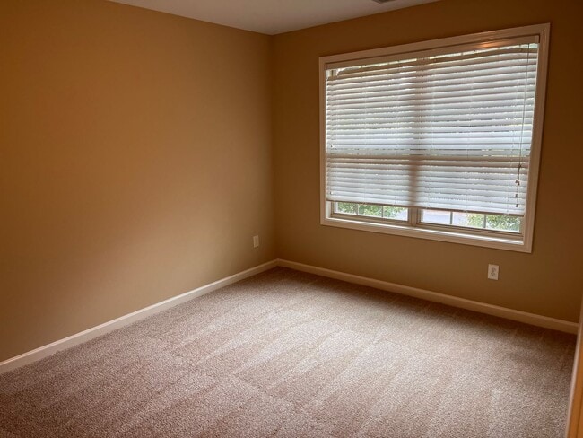 Building Photo - Lovely 3 bedroom Townhouse