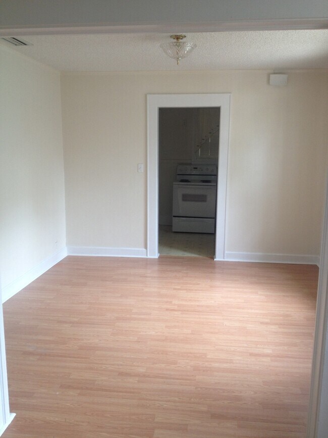 Building Photo - 1028 W 11th St