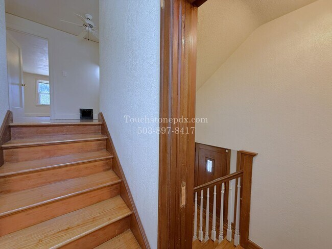 Building Photo - MOVE IN SPECIAL! ONE MONTH FREE! Timeless SE Portland 3 Bed Home w/Backyard, Hardwood Floors, & B...