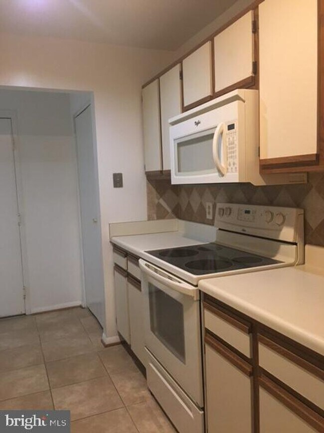 Building Photo - The condo is also available for rent with ...
