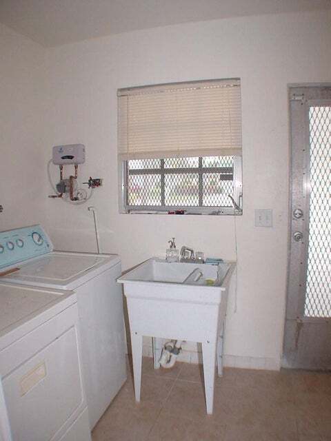Building Photo - 590 NE Wavecrest Way