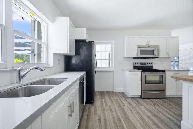 Building Photo - 321 E Chaminade Dr