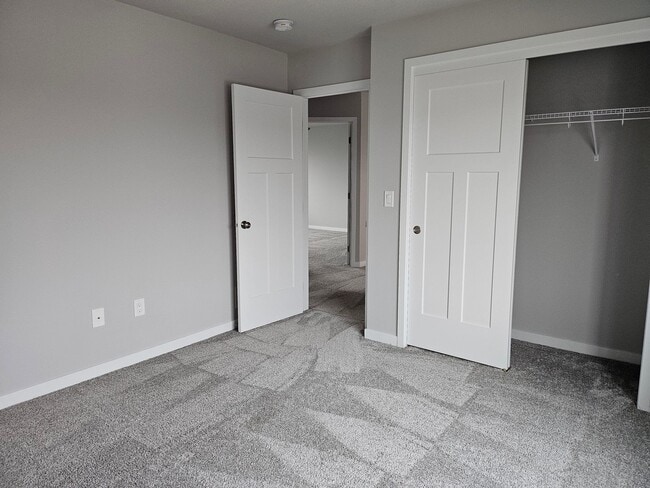 Building Photo - 3 Bed / 2.5 Bath Home in Norwalk. Move-In Special: Get 1 month FREE with an 18-Month Lease!