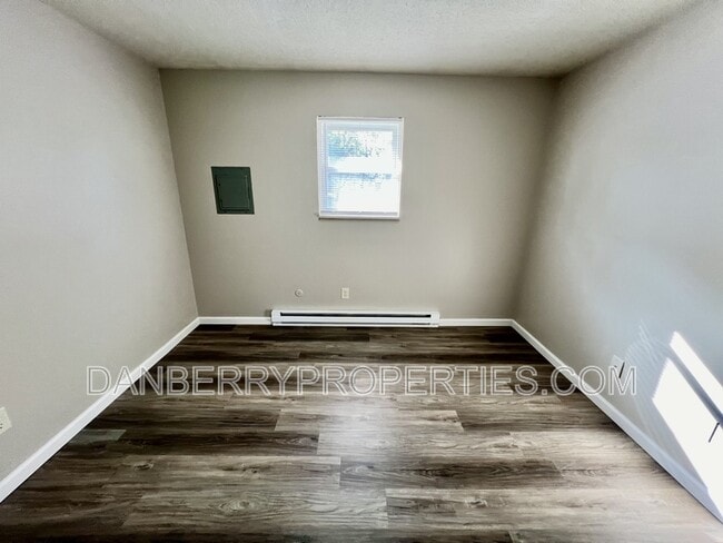 Building Photo - 905 Markle St