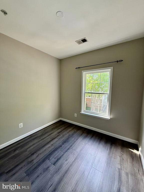 Building Photo - 612 Garden View Square