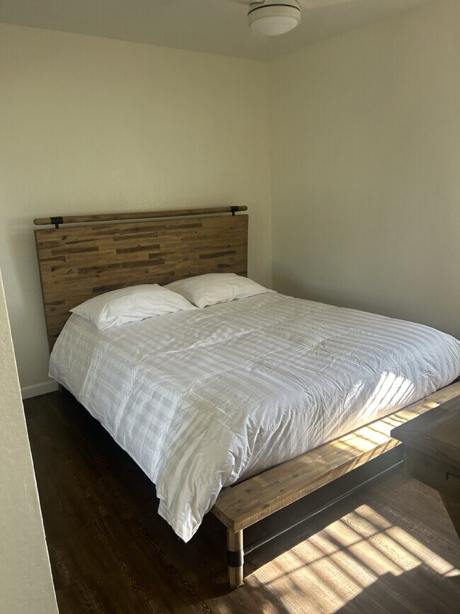 Building Photo - 2 bedroom downtown condo next to the Hospi...