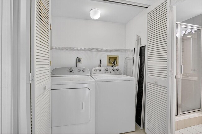 Building Photo - 120 SE 5th Ave