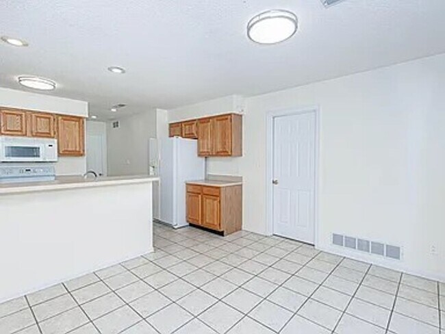 Building Photo - 3804 Larkspur Ct