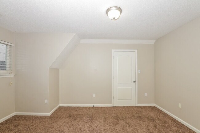 Building Photo - 2104 Eubanks Ln