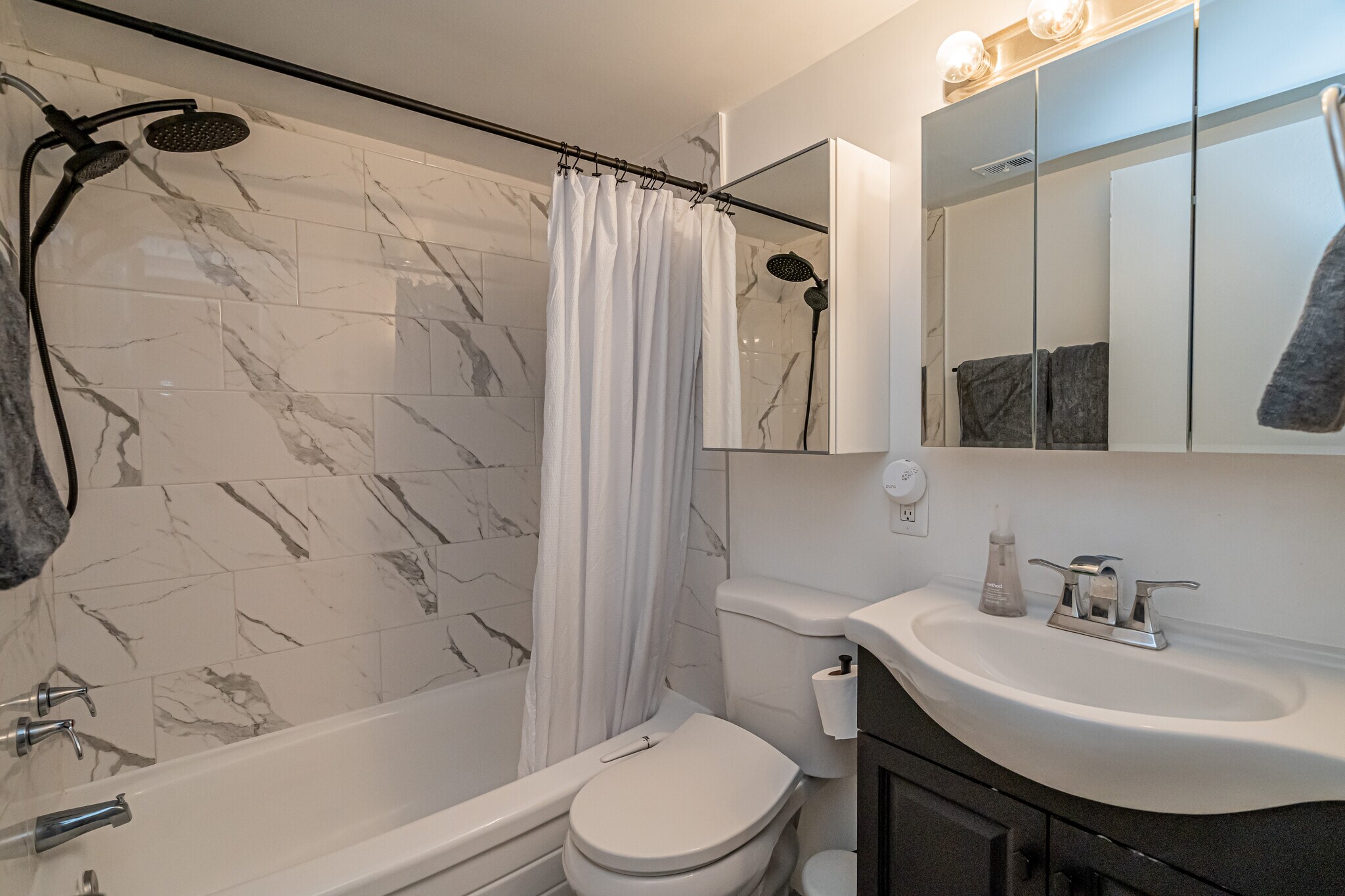 Building Photo - 4965 Americana Dr