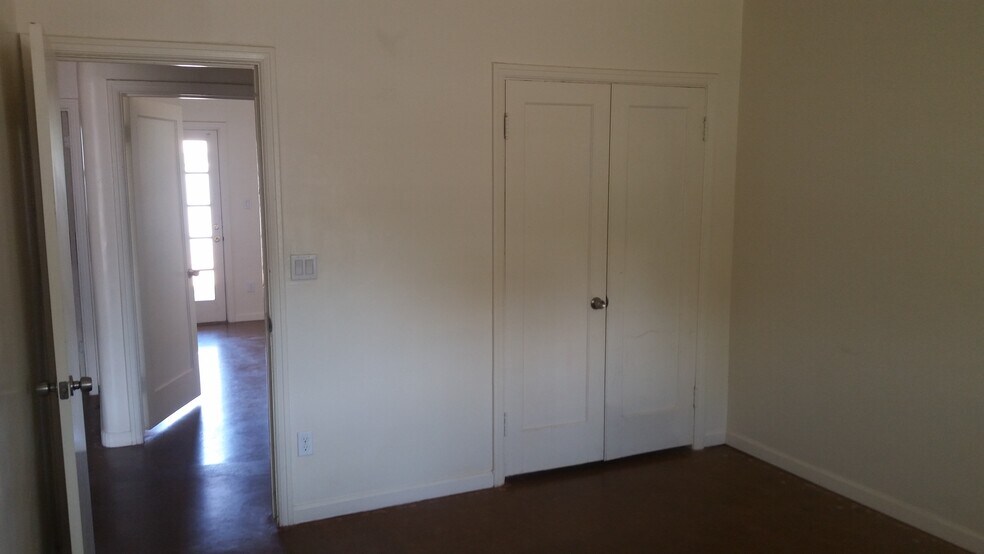 Building Photo - 344 E Virginia Cir