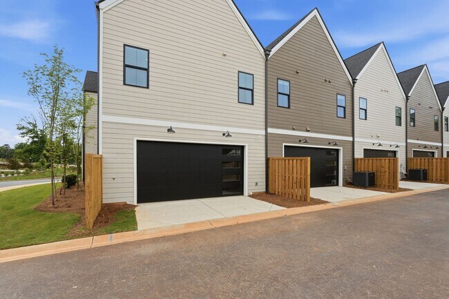 Building Photo - 331 Orchid St