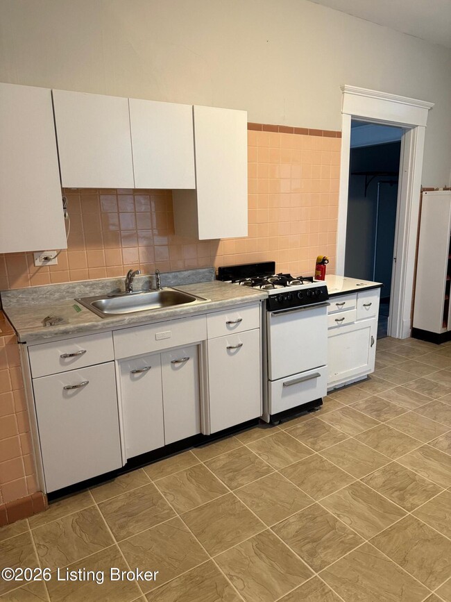 Building Photo - 1002 Charles St