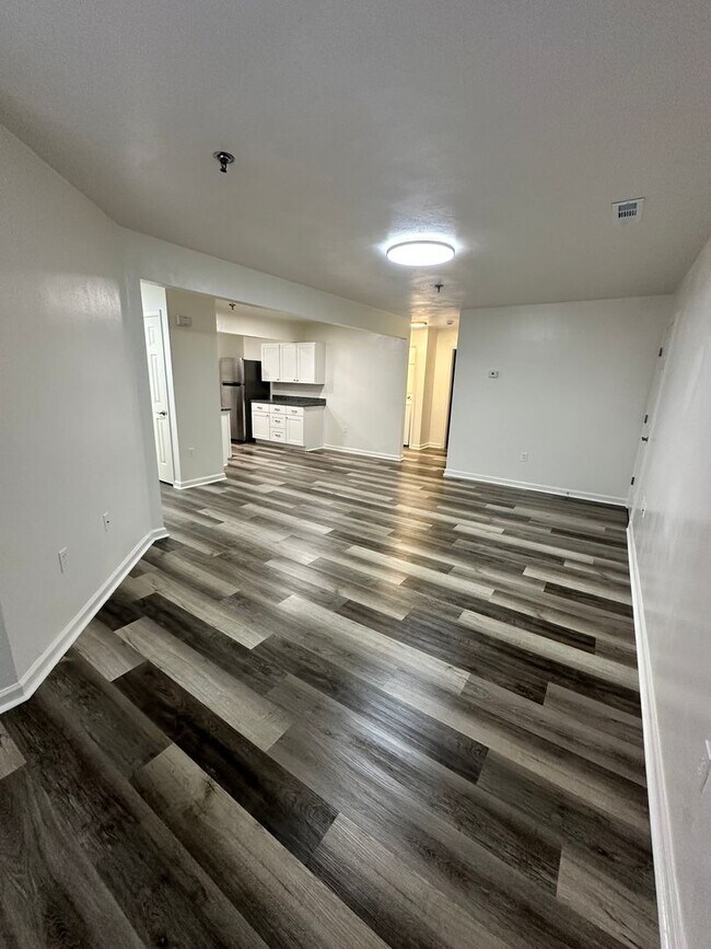 Building Photo - Renovated 4 Bedroom 2 Bath Room Downtown -...