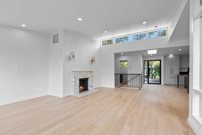 Building Photo - 3bd/2.5ba Seattle House