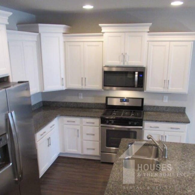 Building Photo - 27 Creekhaven Ln