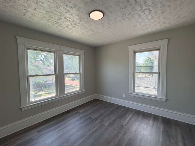 Building Photo - Comfortable & Convenient West Side Living