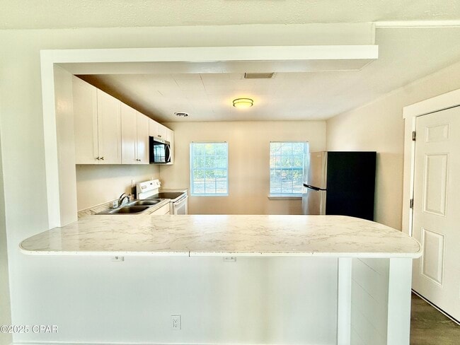 Building Photo - 1305 Flower Dr