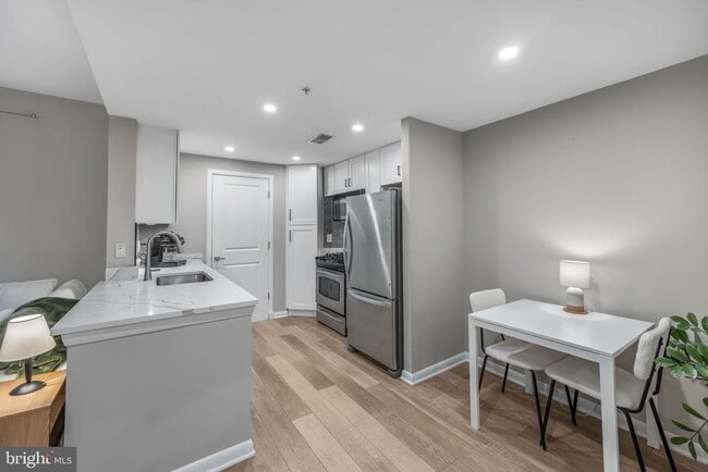 Building Photo - 1021 N Garfield St